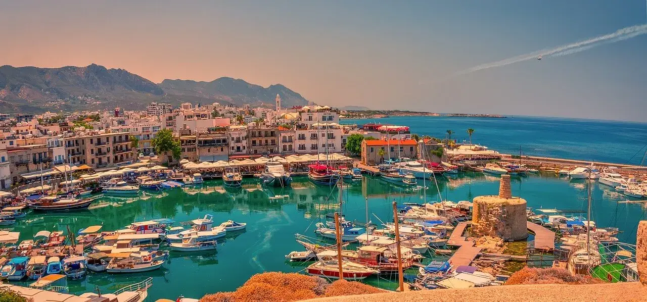 Ile trwa lot na Cypr z Gdańska? Czas przelotu do Pafos i Larnaki