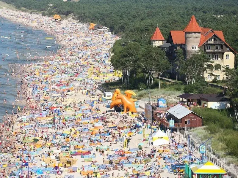 Łeba czy Ustka - Które miejsce na wakacje wybrać i dlaczego?