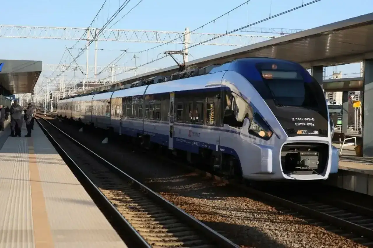 Nowoczesny pociąg PKP Intercity na stacji, gotowy do podróży. Czy to właśnie ten, który pokona lublin kraków odległość?