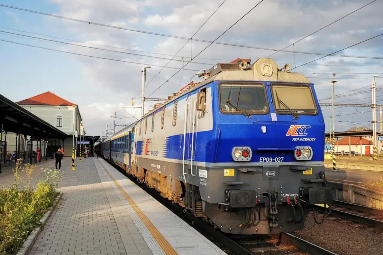 Niebiesko-szary pociąg PKP Intercity EP09-027 na stacji Bohumín, gotowy do podróży z Rzeszowa do Gdańska.