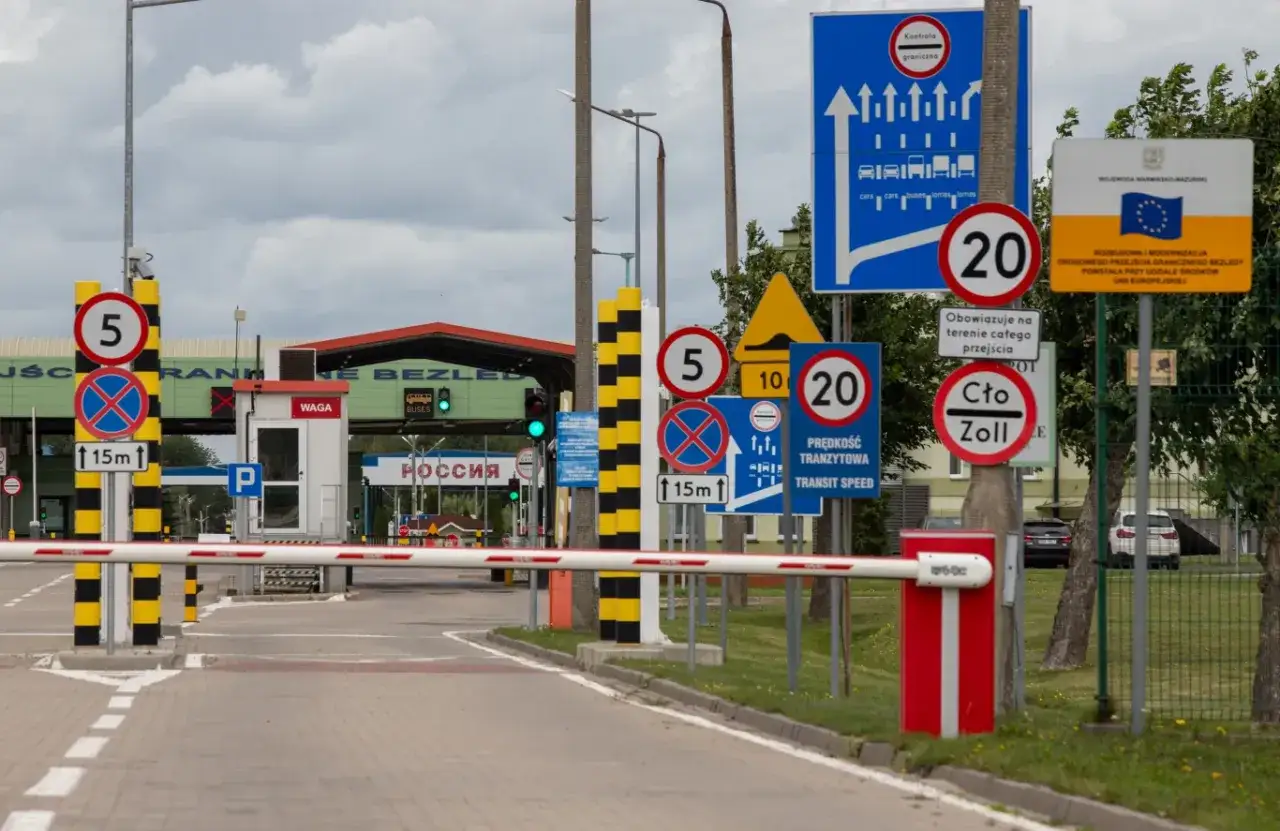 Znaki drogowe i szlaban na granicy polsko-rosyjskiej w Bezledach.