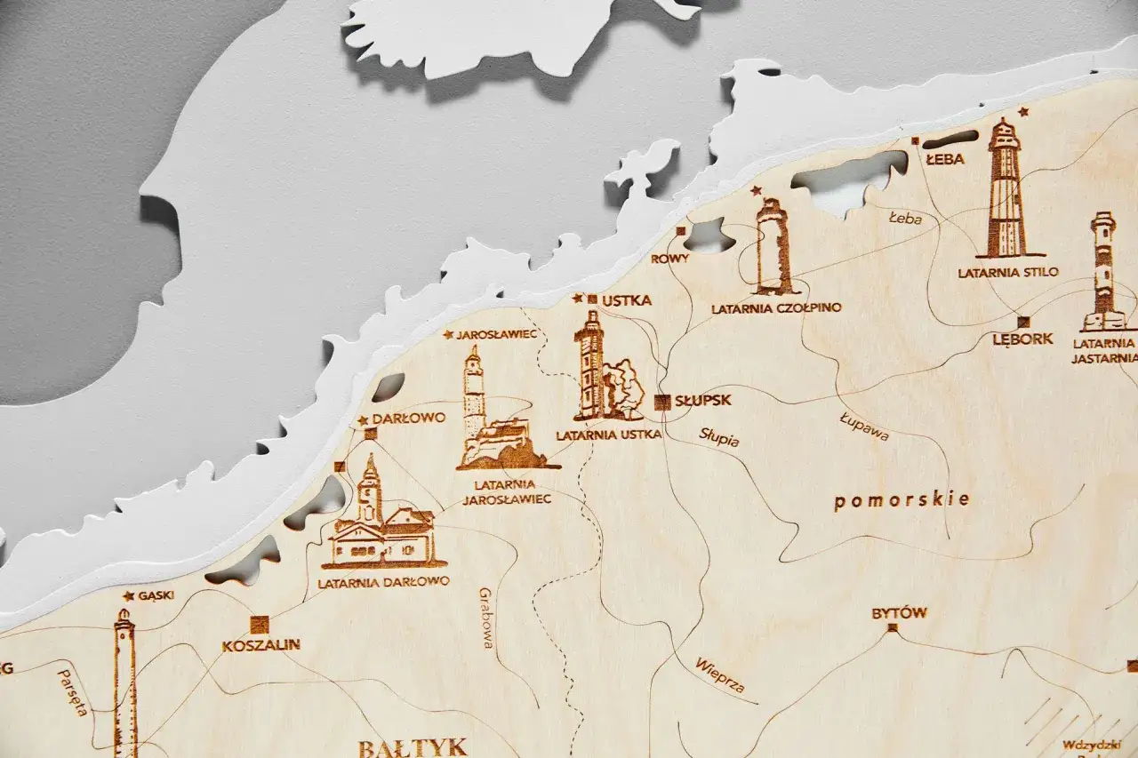 Drewniana mapa z zaznaczonym szlakiem latarni morskich. Widoczne latarnie: Darłowo, Jarosławiec, Ustka, Czołpino, Stilo, Jastarnia.