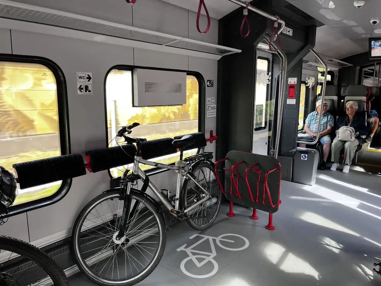 Wygodny transport rowerem z PKP Intercity. Bilety za 1 zł na przewóz roweru to świetna okazja na wycieczkę.