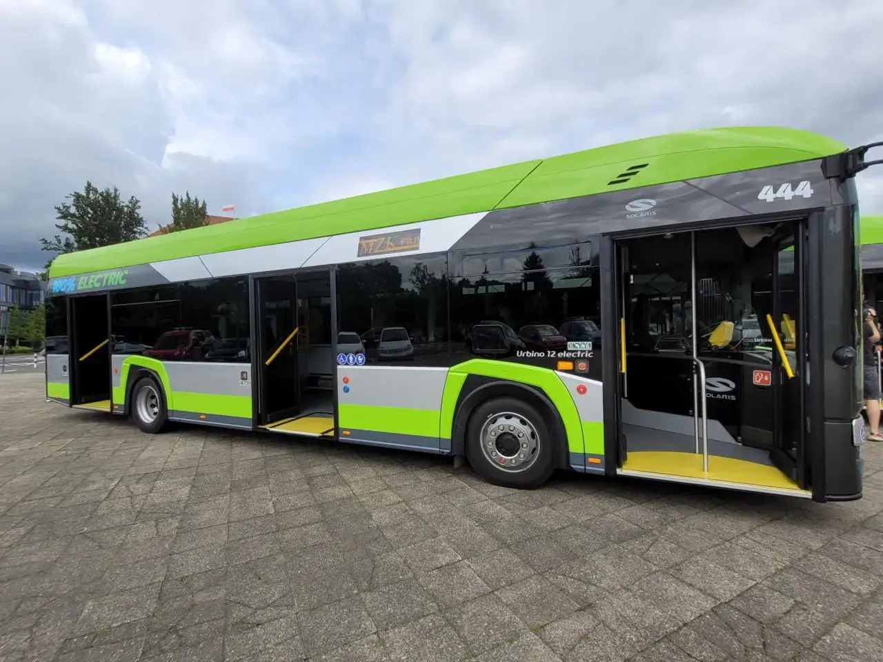 Zielony autobus elektryczny Solaris Urbino 12 z napisem 