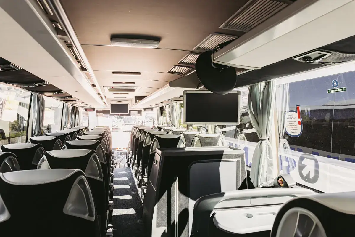 Wnętrze autokaru na trasie Zakopane - Kraków. Czas przejazdu umilą ekrany i wygodne fotele.