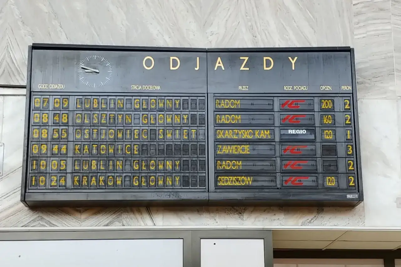 Tablica odjazdów pociągów. Widać opóźnienie kilku składów, np. 200 minut.