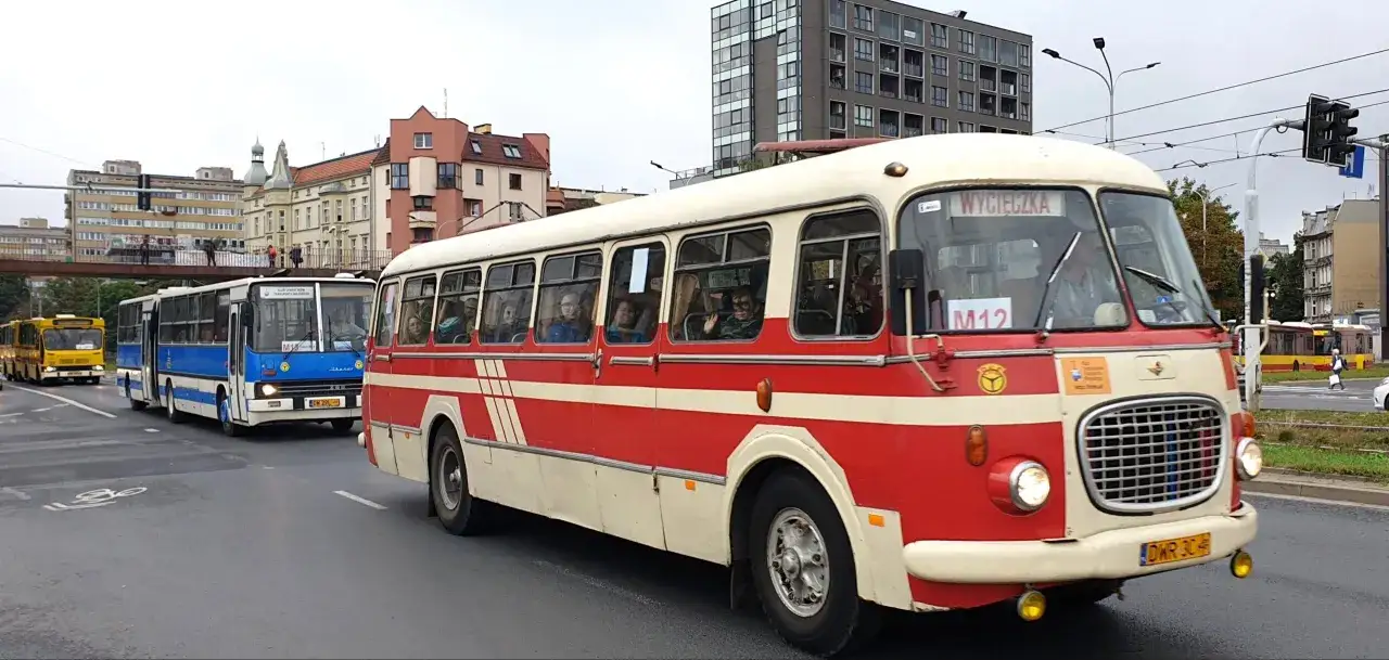 Parada zabytkowych autobusów w Oławie, w tle widać Wrocław.