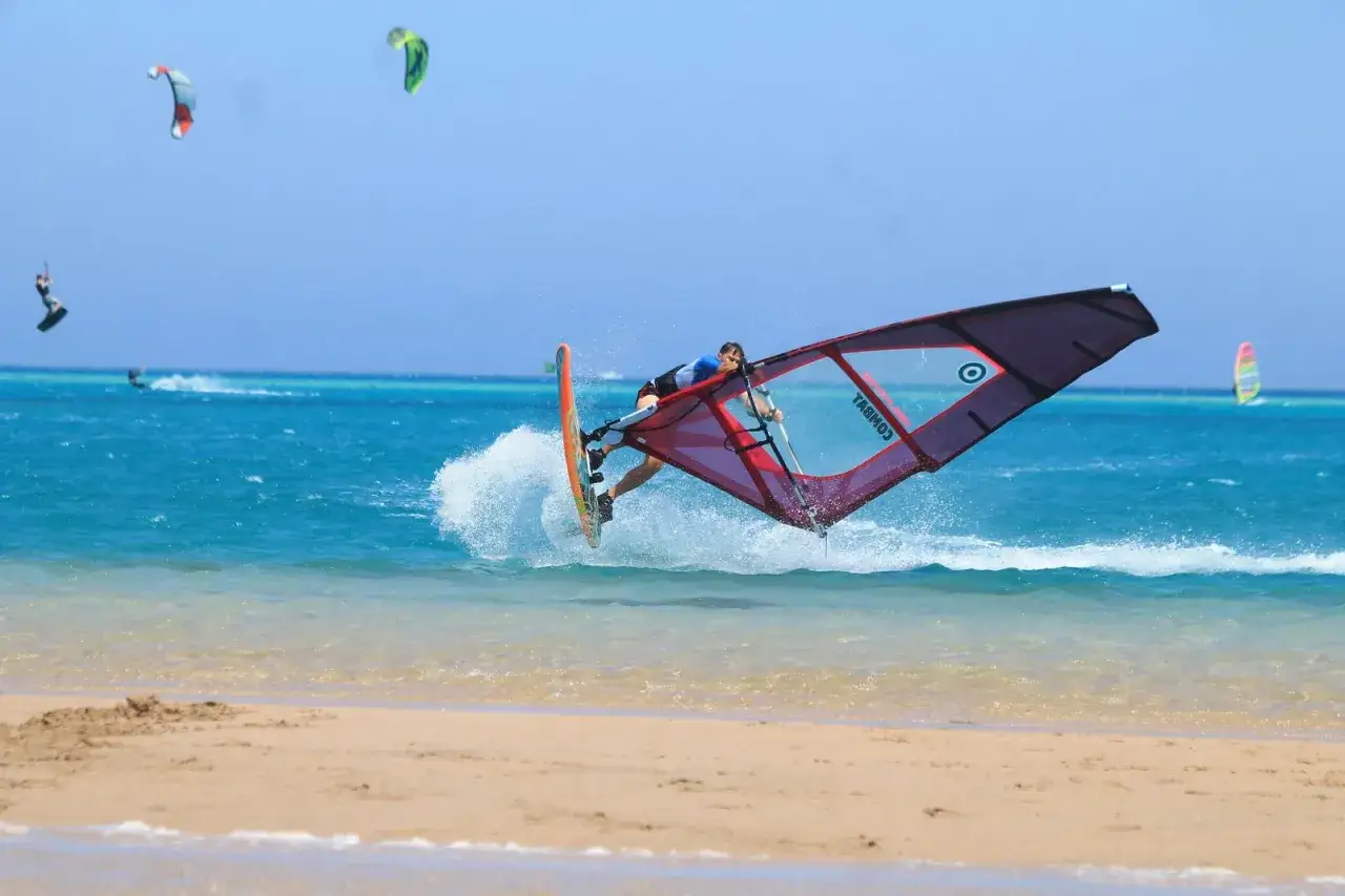 Zdjęcie Gdzie na windsurfing w Grecji? Odkryj najlepsze lokalizacje i warunki
