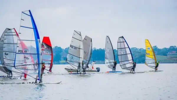 Gdzie uprawiać windsurfing w Mazurach? Najlepsze lokalizacje i porady
