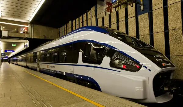 Nowoczesny pociąg PKP Intercity Pesa Dart na peronie, gotowy do podróży z Rzeszowa do Gdańska.