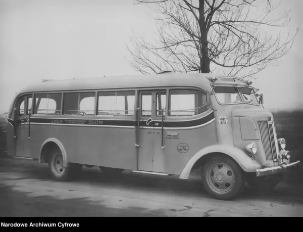 Stary autobus J. Molin Cieszyn, z napisem "Przedsiębiorstwo Komunikacyjne", gotowy do podróży. Może kiedyś zawiezie pasażerów do Kęt we Wrocławiu?