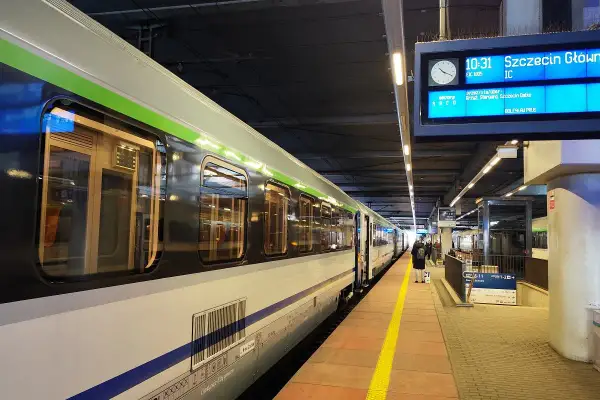 Pociąg IC EIC 1805 z Poznania do Szczecina Głównego stoi na peronie.
