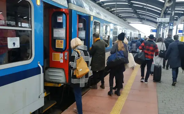 Pasażerowie wsiadają do pociągu relacji Katowice - Ostrawa.