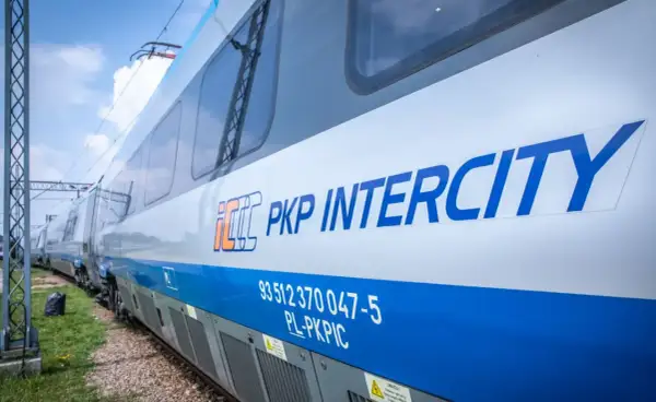 Pociąg PKP Intercity gotowy do podróży z Jeleniej Góry do Szczecina.