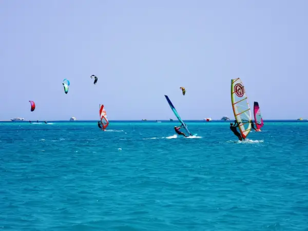Kite czy windsurfing: co wybrać, aby uniknąć rozczarowania?