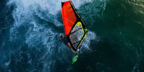 Ile trwa nauka windsurfingu? Poznaj czas potrzebny na opanowanie podstaw