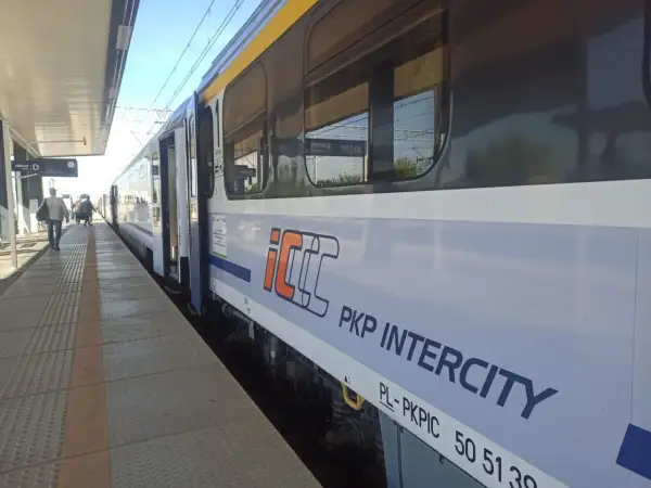 Pociąg PKP Intercity na peronie. Czas na podróż z Lublina do Krakowa, pokonując tę odległość pociągiem.