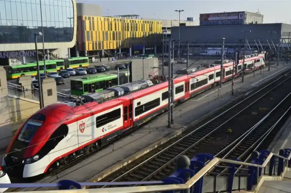 Nowy pociąg Kolei Wielkopolskich na stacji Poznań Główny. Sprawdź koleje wielkopolskie rozkład jazdy Konin - Poznań.