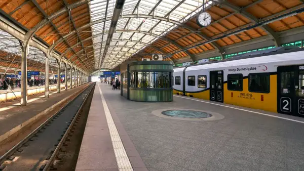 Peron na dworcu kolejowym we Wrocławiu, z pociągiem Kolei Dolnośląskich.