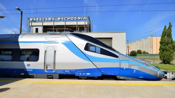 Pendolino nad morze czeka na pasażerów na stacji Warszawa Wschodnia. Szybki pociąg zabierze Cię prosto na plażę.