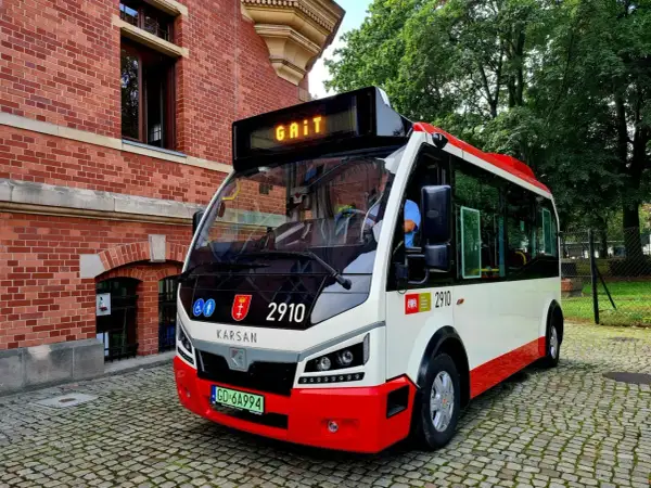 Autobus linii 2910 Karsan, z napisem "GAIT" na wyświetlaczu, czeka na pasażerów. Sprawdź pkp katowice rozkład jazdy koleje śląskie.