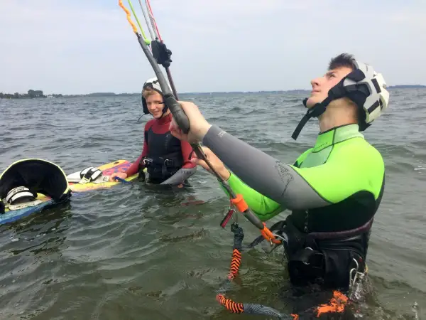 Ile zarabia instruktor kitesurfingu? Fakty, które musisz znać