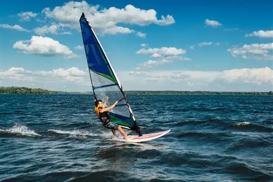 Co to znaczy windsurfing? Poznaj tajniki tego ekscytującego sportu